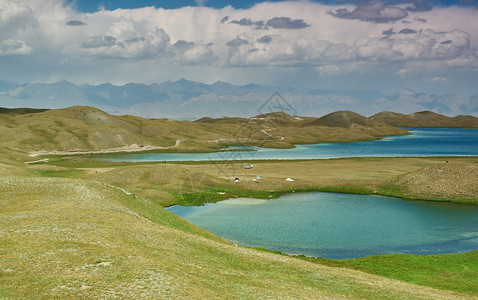 草自然吉尔斯坦奥什地区阿莱谷鲜有美丽的小湖上蓝天白色的图片