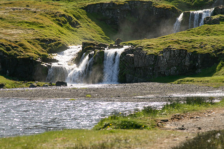 岩石宽的杂草丛生冰岛绿色自然的瀑布图片