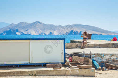 克罗蒂亚海内鬼人女孩船阳光明媚的一天旅游山岛图片