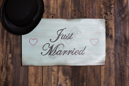 指甲演出单帽子刚结婚的海报挂在木墙上图片