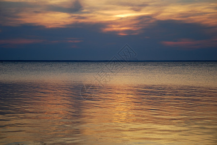 阳光波罗的海因阴云日落而出现多姿彩的水平静颜色图片