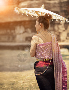 曼谷身着古老传统服装风格的泰籍妇女在古老地方站着竹伞脱氧亚洲图片