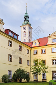 捷克布拉格市旧城的Karolinum法院庭捷克历史的老钟图片
