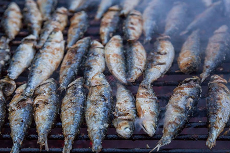 炙烤厨师烧的沙丁鱼在街上bbq热辣浅面牛油菜食物图片