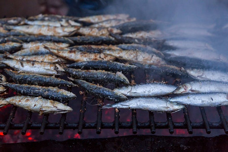 午餐烧烤的沙丁鱼在街上bbq热辣浅面牛油菜夏天健康图片