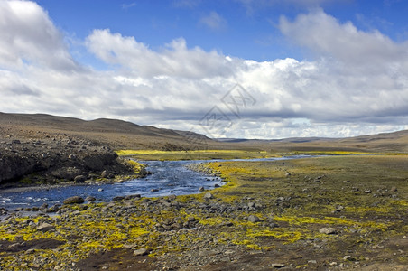 冰岛Landmannalaugar地区火山熔岩田和Rhyolite山脉周围河流溪的岩石苔原草多岩石的水兰德曼纳劳格图片