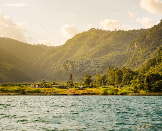 旅行游中美洲危地马拉一个小湖边镇日落地点为中美洲图片