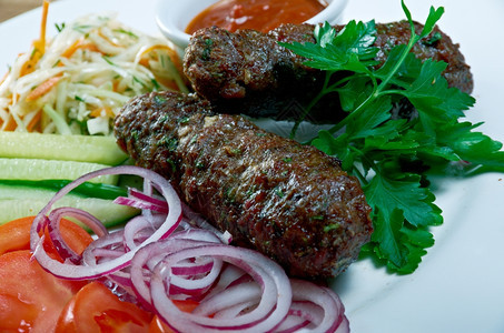 文化餐厅花生羊羔Luleh烤肉和蔬菜晚餐图片