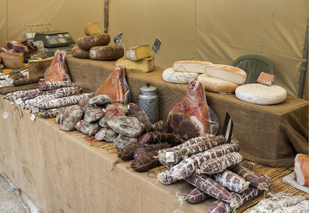 市场上的肉和奶酪在原地的法国吃食物图片