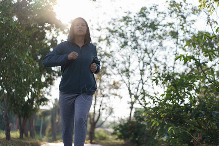 在花园中慢跑的女性图片