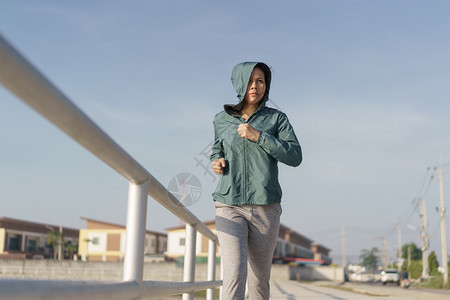 在户外跑步的女性图片