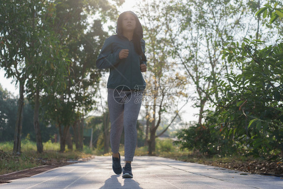 在花园中慢跑的女孩图片