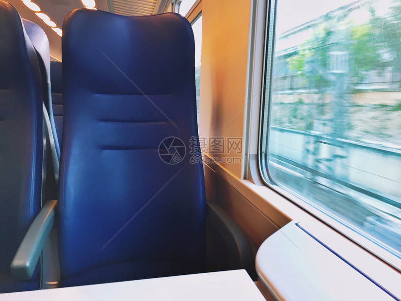椅子地铁速度移动列车上的空座位图片