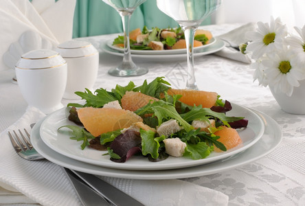鸡肉沙拉加葡萄汁和新鲜沙拉混合简单的晚餐丁香图片