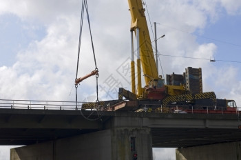 大小在荷兰Haarlem附近A9公路主要工程期间一个巨大的起重机在桥段举的梁部分金属控制图片