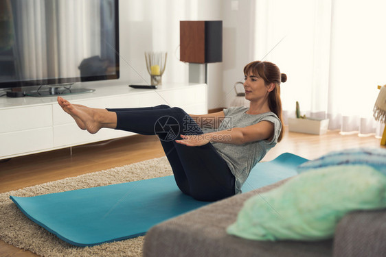 女健身房妇在家锻炼时被全镜头拍到客厅图片