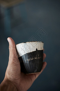 陶瓷制品饮料手拿着一杯咖啡模糊背景手拿着一杯咖啡早晨图片