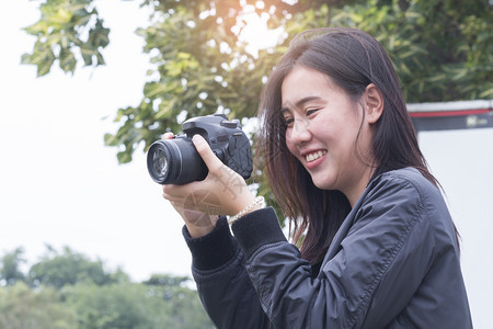 淑女在公园拍照的年轻亚洲女人夏天摄影师图片