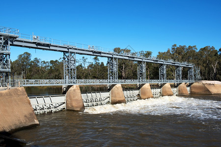 GogeldrieWeirMurrumbidgee河靠近澳大利亚新南威尔士州的Leeton坝流动的结构体图片