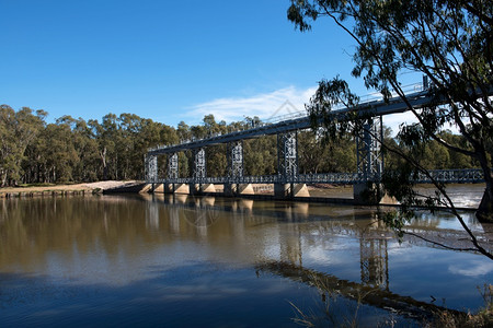 贮存GogeldrieWeirMurrumbidgee河靠近澳大利亚新南威尔士州的Leeton坝新的图片