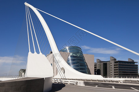叉塞缪尔贝克特大桥是穿越爱尔兰都柏林利菲河的最新桥梁现代结构以竖琴的形状弯曲使用电缆如悬吊桥来维持这一结构例如悬架桥暂停建筑学图片