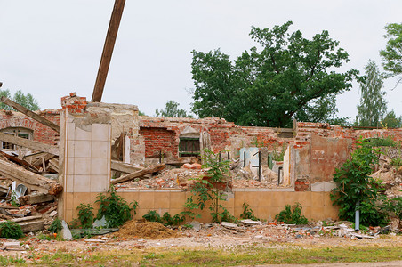 弃毁坏破旧的砖房倒塌破旧灾难图片
