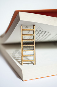 书页和梯子概念在书上加梯子用于教育和知识的学文科毕业图片