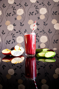 制作喝由各种新鲜有机水果和蔬菜制成的健康果汁红色图片