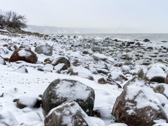 冬天雪地里的岩石图片