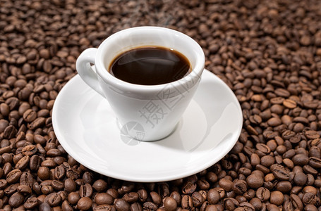 美式咖啡和咖啡豆图片