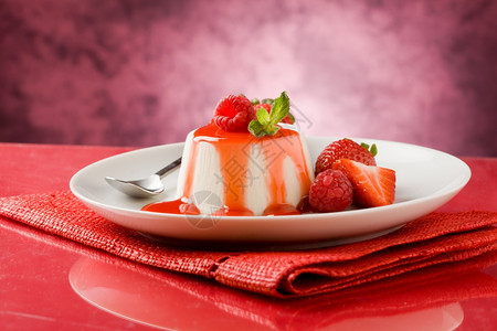桌子照片来自意大利语pannacotta甜点及草莓酱和薄荷叶美食物图片