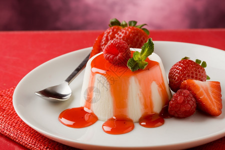 布丁糖浆照片来自意大利语pannacotta甜点及草莓酱和薄荷叶覆盆子图片