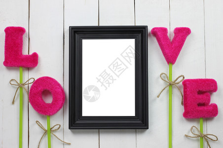 图片框和红色的爱情信被放在白木地板上一种面最佳图片