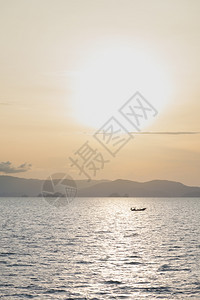 海中渔船早晨天空开始明亮太阳升起太阳升起旅游剪影海洋图片