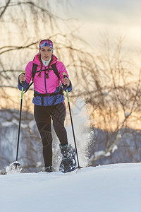 独自一人的姑娘带着雪鞋漫游许多地旅游独自的活动图片