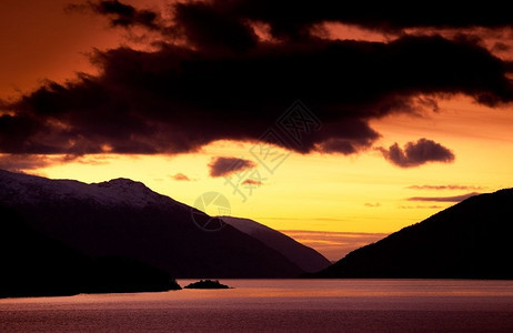 挪威湾日落云景观美丽图片