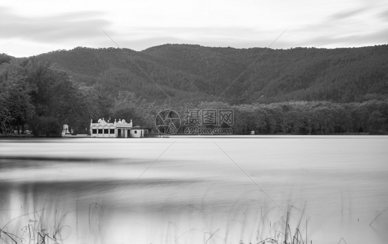 失败水Banyoles湖寒冷秋天加泰罗尼亚图片