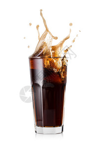 一种杯冷可乐有冰块的溅落白底被隔绝一杯冷可乐有冰块的喷涌降低棕色图片