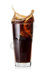 鸡尾酒咖啡因飞溅玻璃杯中从冰立方的块中抽出可乐在白色背景上隔绝从玻璃中的冰立方块中抽出可乐设计图片