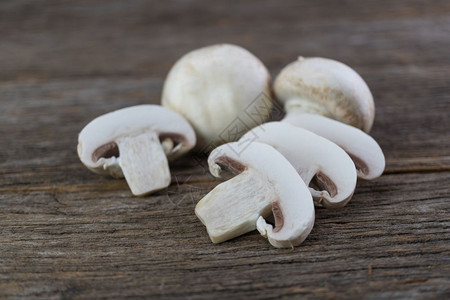 收成健康木材背景的新鲜有机树冠香蘑菇重点图片