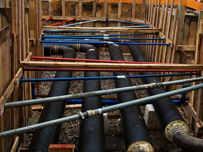 建筑工地造坑有长途供暖管道的坑井阿尔滕堡加热工程图片