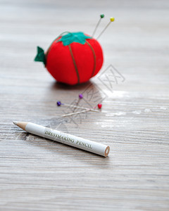 充满活力红番茄形状的裁缝铅笔配有突出焦点的针垫爱好别图片