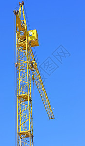 技术生长建筑工地上的黄色起重机和蓝天空角度图片