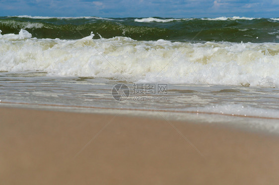 沙滩上的泡沫海浪图片