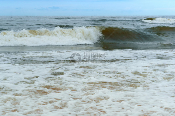 沙滩上的泡沫海浪图片