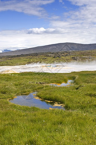 冒泡赫维拉利尔冰岛Kjolur高地路线Hveravellir的温泉和绿洲在远处可以看到华特纳约库尔冰川岩浆图片