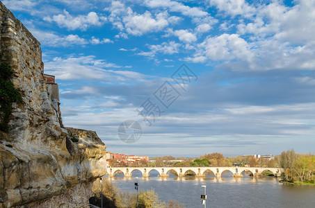 场景卡斯蒂利亚莱昂西班牙萨莫拉杜伊罗河上中世纪石桥的景象图片