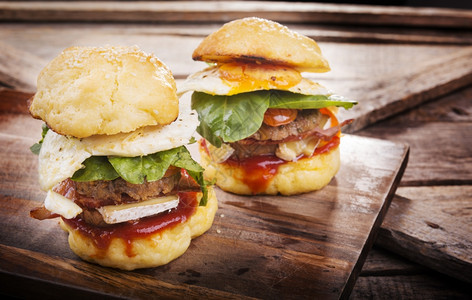 美国人食物家制免费面小型汉堡或配有牛肉鸡蛋生菜奶酪和酱汁的滑胶片麸质图片