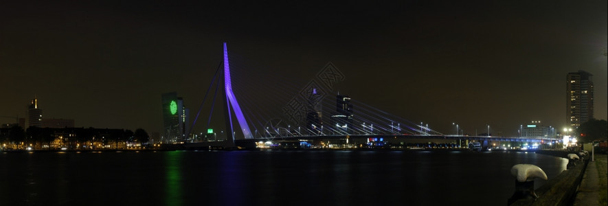 Erasmus桥和鹿特丹晚夜的天际线上有一个全景图像将2张缝合在一起塔林荫大道摩天楼图片