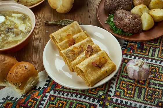 Nalysnyky卷煎饼有不同填料乌克兰烹饪传统菜类顶级视图早餐碟美食图片